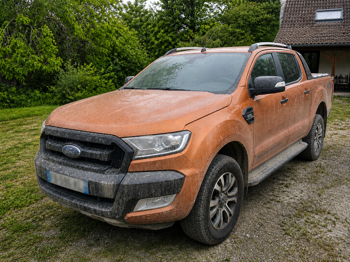 Ford Ranger Wildtrak couvert de boue avant lavage complet par NB Clean Auto